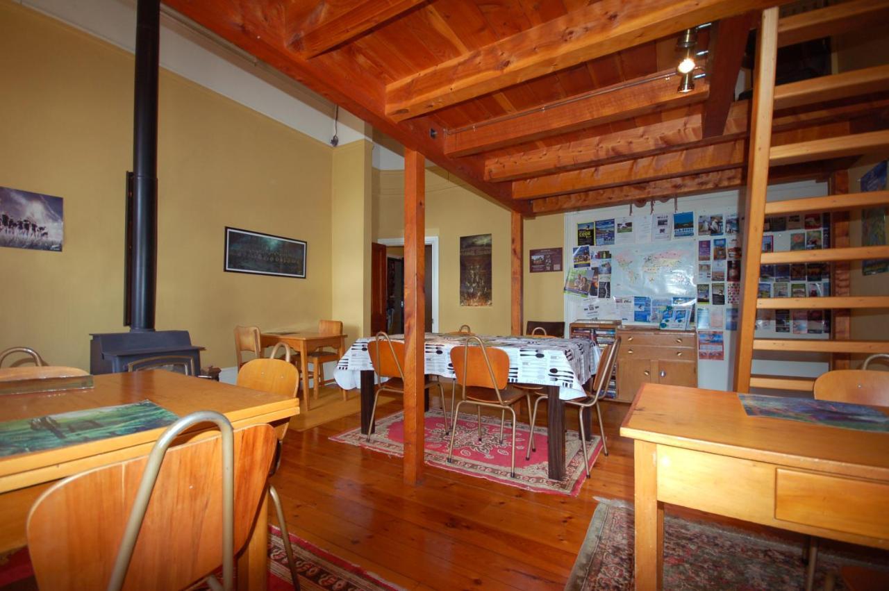 Hogwartz Backpackers And Studios Dunedin Exterior photo
