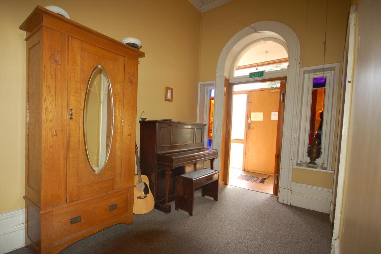 Hogwartz Backpackers And Studios Dunedin Exterior photo